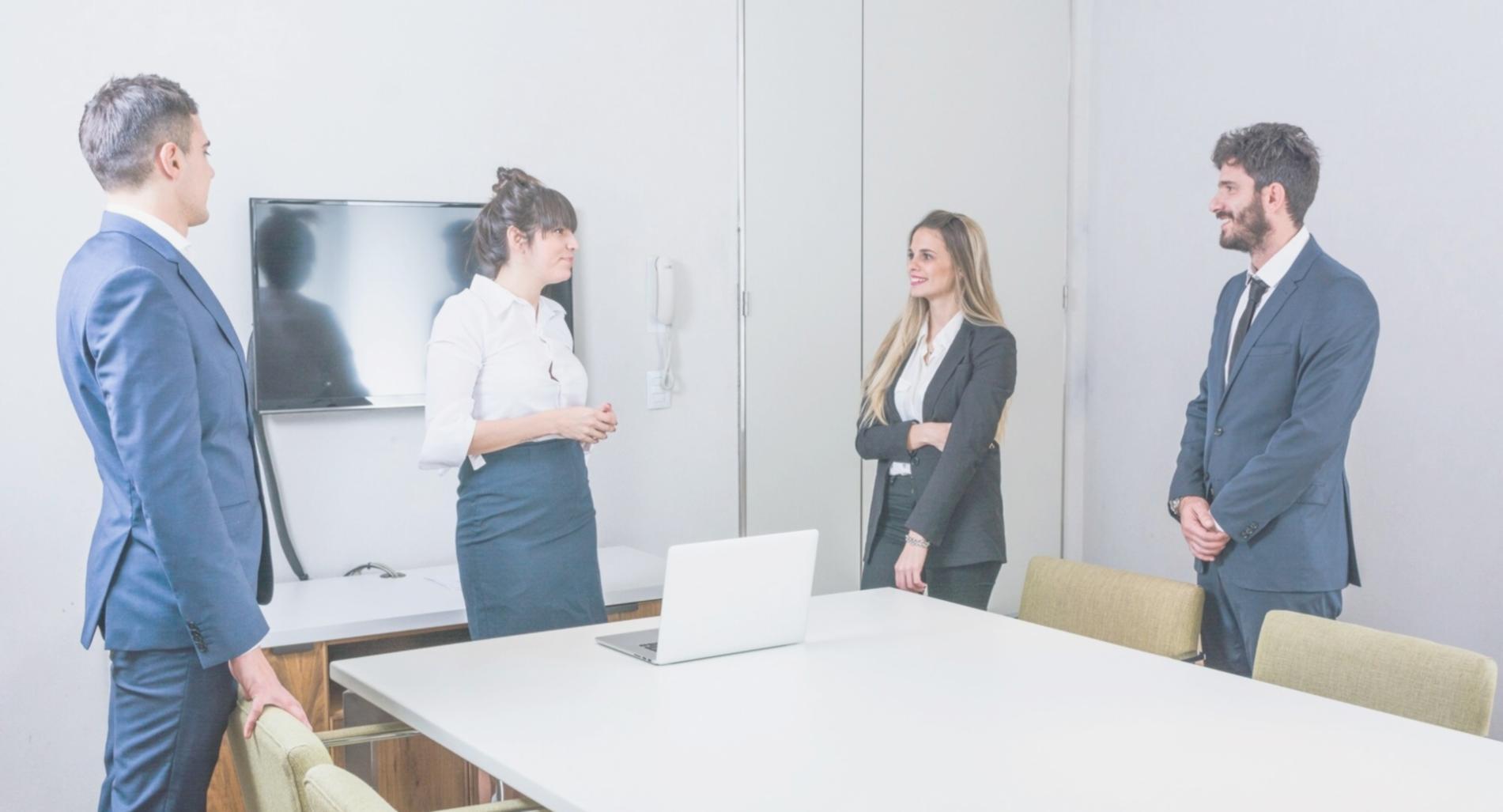 Modernes Büroumfeld für persönliche Beratungsgespräche